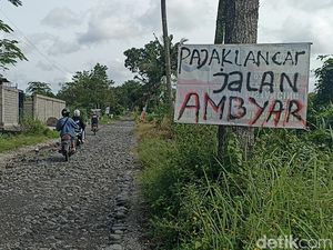 Warga di Blitar Pasang Poster Protes Jalan Rusak Belasan Tahun