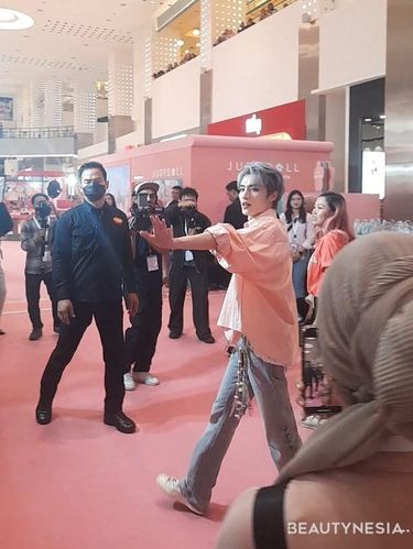 Xiaojun WayV mengunjungi penggemar Indonesia sebagai brand muse Judydoll pada Rabu, (26/11/2025) di Mall of Indonesia.