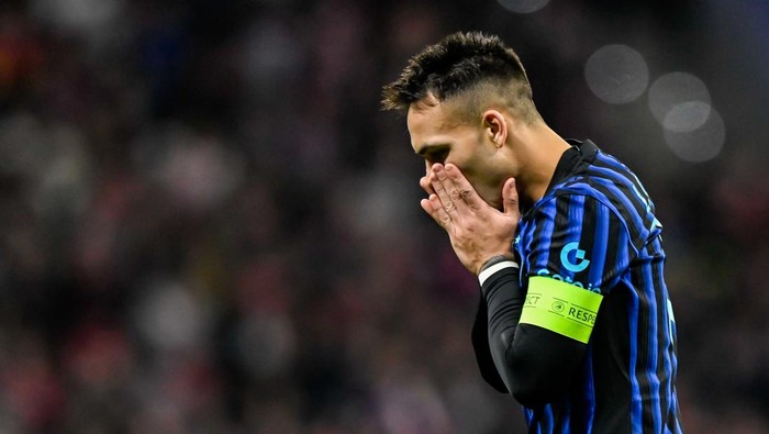 MADRID, SPAIN - NOVEMBER 26: Lautaro Martinez of FC Internazionale Milano looks dejected during the UEFA Champions League 2025/26 League Phase MD5 match between Atletico de Madrid and FC Internazionale Milano at Estadio Metropolitano on November 26, 2025 in Madrid, Spain. (Photo by Pablo Morano/BSR Agency/Getty Images)