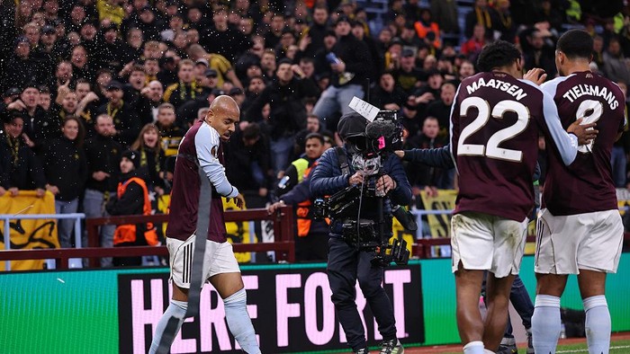 BIRMINGHAM, ENGLAND - NOVEMBER 27: Donyell Malen of Aston Villa reacts as a plastic cup thrown by the BSC Young Boys fans hits him on the head as he celebrates scoring his teams first goal during the UEFA Europa League 2025/26 League Phase MD5 match between Aston Villa FC and BSC Young Boys at Villa Park on November 27, 2025 in Birmingham, England. (Photo by Eddie Keogh/Getty Images)