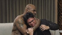 Insanul Fahmi Dicekik Mike Tyson di Tangan Agan Harahap