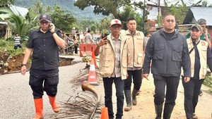 Andre Rosiade Salurkan Bantuan untuk Korban Banjir dan Longsor di Padang