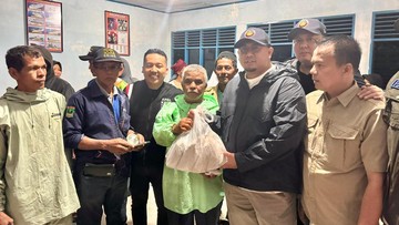 Andre Rosiade Salurkan Bantuan ke Korban Bencana Alam di Padang