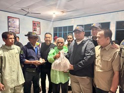 Andre Rosiade Salurkan Bantuan ke Korban Bencana Alam di Padang