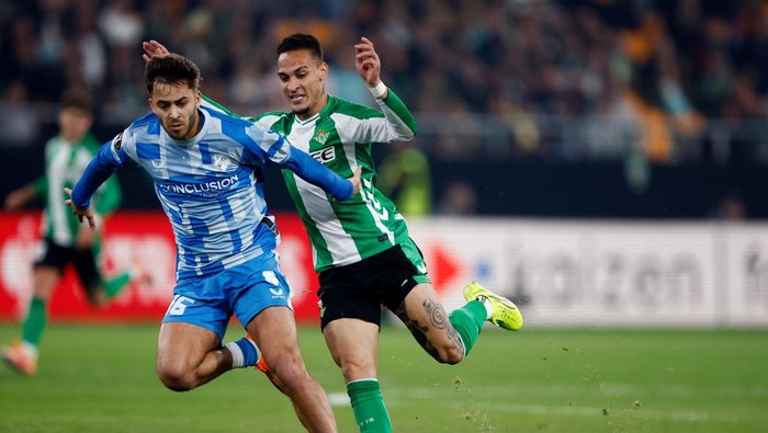 SEVILLA, SPAIN - NOVEMBER 27: (L-R) Souffian El Karouani of FC Utrecht, Antony of Real Betis  during the UEFA Europa League   match between Real Betis v FC Utrecht at the Estadio La Cartuja on November 27, 2025 in Sevilla Spain (Photo by Eric Verhoeven/Soccrates /Getty Images)