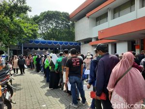 Warga Padati Kantor Pos Bekasi Ambil BLT Rp 900 Ribu, Antre Panjang dari Pagi