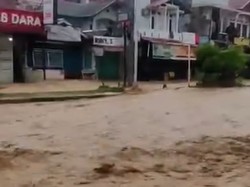 Dini Hari Mencekam Kala Banjir Kepung Pasar Baru-Unand Padang