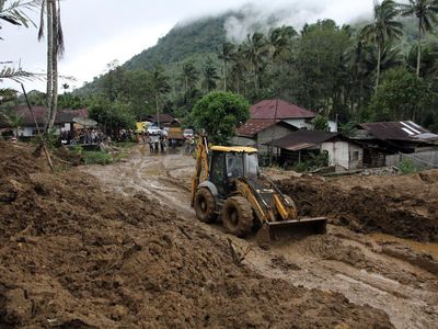 Material Longsor Timbun Jalan di Tapanuli Selatan, Warga Diminta Waspada