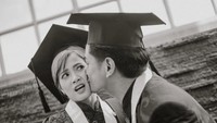 8 Foto Chika Jessica & Dwi Andhika Wisuda Bareng, Gandengan Mesra-Cium Pipi