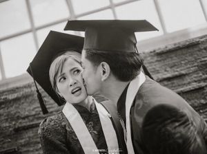 8 Foto Chika Jessica & Dwi Andhika Wisuda Bareng, Gandengan Mesra-Cium Pipi