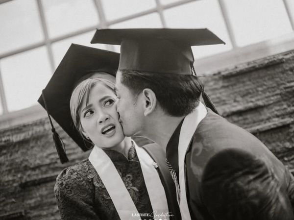 8 Foto Chika Jessica & Dwi Andhika Wisuda Bareng, Gandengan Mesra-Cium Pipi