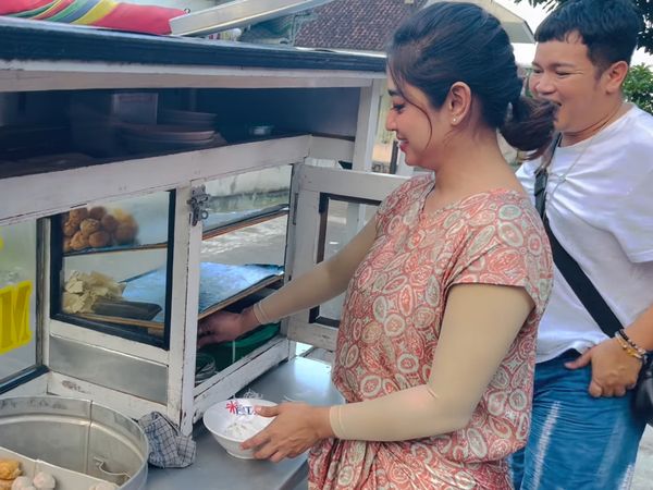 Serunya Dewi Perssik Kulineran Cicip Gudeg dan Jajan Bakso