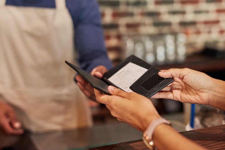 Diprotes! Restoran Bebankan Upah Staff Dapur Lewat Tagihan Pelanggan