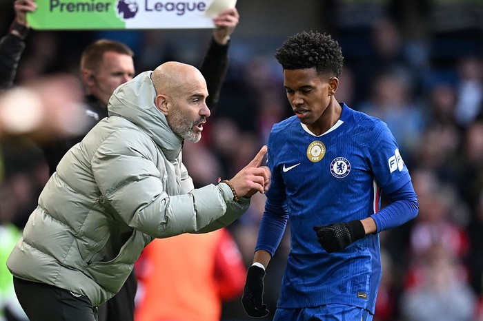 LONDON, ENGLAND - OCTOBER 25: Enzo Maresca, Manager of Chelsea, gives instructions to Estevao during the Premier League match between Chelsea and Sunderland at Stamford Bridge on October 25, 2025 in London, England. (Photo by Darren Walsh/Chelsea FC via Getty Images)