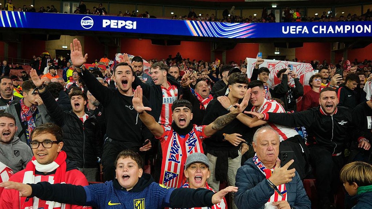 Fansnya rasis di laga kontra Arsenal, Atletico Madrid dihukum UEFA, (Offside via Getty Images/Jacques Feeney/Offside)