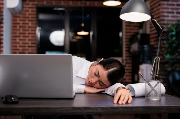 /Foto: Freepik.com/DC Studio Microsleep adalah tidur singkat beberapa detik yang terjadi tanpa disadari dan bisa berbahaya jika muncul saat beraktivitas penting. Memahami microsleep membantu kita mengenali risikonya lebih awal.