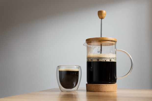 /Foto: Freepik.com/pikisuperstar French Press adalah metode seduh manual yang menghasilkan kopi dengan body tebal. Istilah kopi ini sering dipakai untuk gaya seduh rumahan.