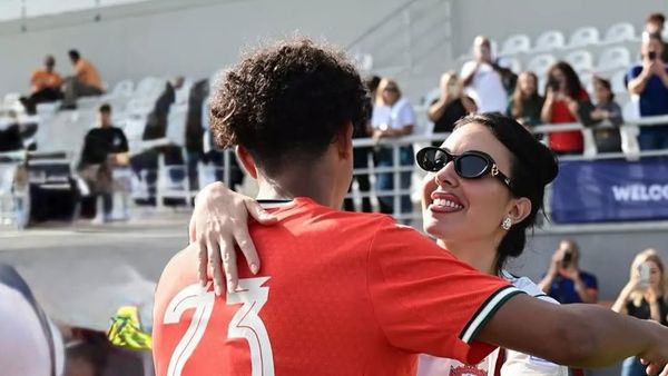 Gaya Georgina Rodriguez Jadi Suporter Anak Ronaldo, Harga Roknya Bikin Syok