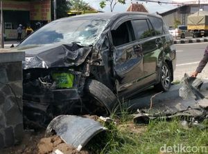 Innova Ngebut Tabrak Pagar Koramil di Klaten Sampai Ringsek