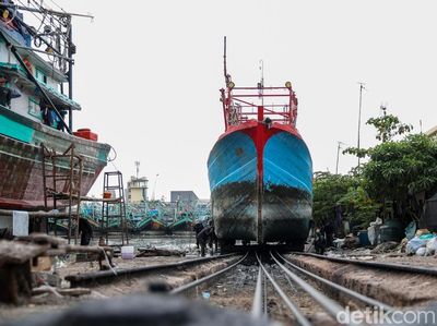 Intip Perawatan Kapal Pengangkut Cumi di Muara Angke