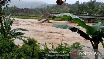 Jembatan di Pariaman Ambruk Diterjang Banjir, Pemotor Ibu dan Anak Hanyut