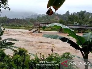 Jembatan di Padang Pariaman Ambruk, Ibu-Anak Tengah Melintas Jatuh ke Sungai