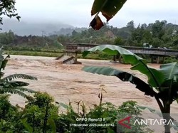 Jembatan di Pariaman Ambruk Diterjang Banjir, Pemotor Ibu dan Anak Hanyut