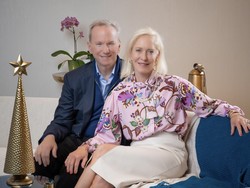 Mantan CEO Google Beristri Digosipkan Pacari Model 43 Tahun Lebih Muda