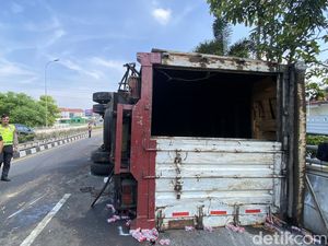 Truk Tronton Terguling di Jatingaleh Diduga Lawan Arah hingga 1 Km