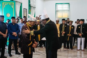 Fadli Zon Terima Gelar 'Ngofa Bangsa Nyili Gulu-Gulu' dari Sultan Tidore