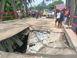 Jembatan di Jalan Nasional Morowali Ambruk Usai Dilewati Truk Bawa Ekskavator