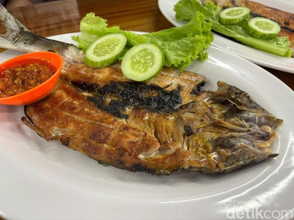 Nyamm! Kedai Ikan Bakar ini Punya Satu Menu Paling Laris di Tebet
