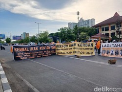 Mahasiswa UNM Blokade Jalan AP Pettarani Tuntut Rektor Diaktifkan Kembali