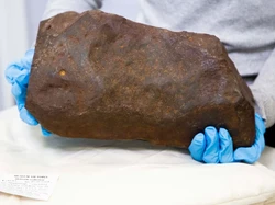 Dikira Emas, Batu 17 Kg Ternyata Hadiah dari Angkasa