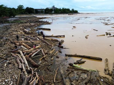 Pantai Air Tawar Dipenuhi Kayu Gelondongan Usai Banjir Bandang