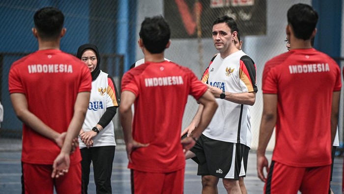 Pemain Timnas Futsal Indonesia mengikuti sesi latihan di Tifosi Sport Center, Jakarta, Jumat (28/11/2025). Timnas Futsal Indonesia resmi memanggil 20 pemain untuk mengikuti pemusatan latihan jelang SEA Games 2025 di Thailand yang berlangsung pada 9-20 Desember 2025. ANTARA FOTO/Fauzan