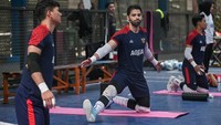 Para penjaga gawang Timnas Futsal Indonesia melakukan pemanasan terpisah. Indonesia diprediksi menghadapi tantangan berat dari tim-tim kuat kawasan seperti Thailand, Vietnam, dan Malaysia. ANTARA FOTO/FAUZAN