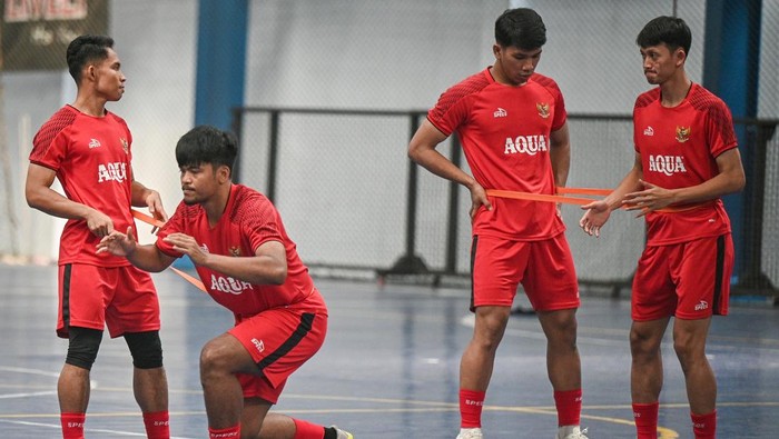 Pemain Timnas Futsal Indonesia mengikuti sesi latihan di Tifosi Sport Center, Jakarta, Jumat (28/11/2025). Timnas Futsal Indonesia resmi memanggil 20 pemain untuk mengikuti pemusatan latihan jelang SEA Games 2025 di Thailand yang berlangsung pada 9-20 Desember 2025. ANTARA FOTO/Fauzan