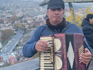 Video Respek! Momen Pengamen Georgia Lancar Bawakan Lagu Indonesia Raya