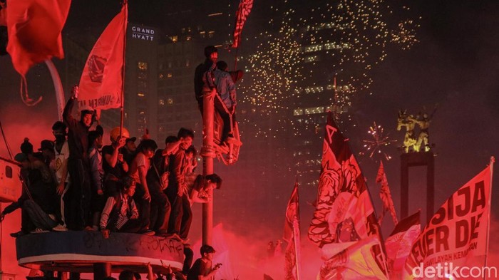 Kawasan Bundaran HI tampak sesak oleh suporter yang merayakan ulang tahun Persija, pada Jumat dini hari (28/11/2025) Ribuan kembang api menyala di langit Jakarta sebagai bagian dari perayaan ulang tahun Persija Kerumunan suporter memenuhi jalan sambil menyalakan flare, menunjukkan antusiasme mereka dalam merayakan ulang tahun klub kesayangannya.