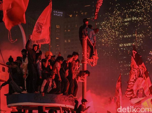 Persija Rayakan 97 Tahun, Ribuan The Jakmania Padati Bundaran HI
