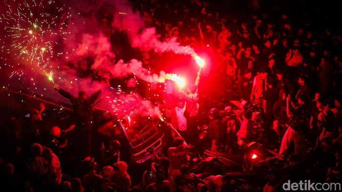 Kawasan Bundaran HI tampak sesak oleh suporter yang merayakan ulang tahun Persija, pada Jumat dini hari (28/11/2025) Ribuan kembang api menyala di langit Jakarta sebagai bagian dari perayaan ulang tahun Persija Kerumunan suporter memenuhi jalan sambil menyalakan flare, menunjukkan antusiasme mereka dalam merayakan ulang tahun klub kesayangannya.