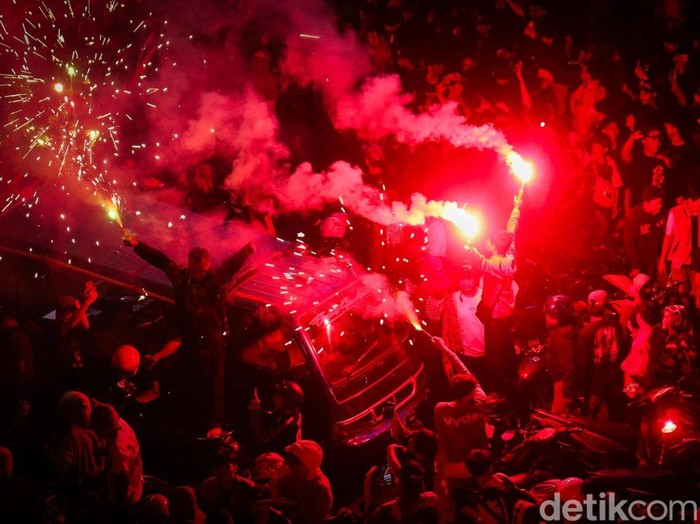 Kawasan Bundaran HI tampak sesak oleh suporter yang merayakan ulang tahun Persija, pada Jumat dini hari (28/11/2025) Ribuan kembang api menyala di langit Jakarta sebagai bagian dari perayaan ulang tahun Persija Kerumunan suporter memenuhi jalan sambil menyalakan flare, menunjukkan antusiasme mereka dalam merayakan ulang tahun klub kesayangannya.