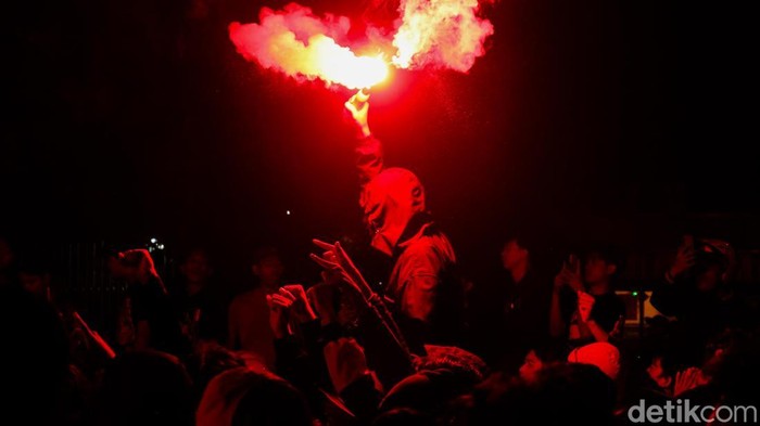 Kawasan Bundaran HI tampak sesak oleh suporter yang merayakan ulang tahun Persija, pada Jumat dini hari (28/11/2025) Ribuan kembang api menyala di langit Jakarta sebagai bagian dari perayaan ulang tahun Persija Kerumunan suporter memenuhi jalan sambil menyalakan flare, menunjukkan antusiasme mereka dalam merayakan ulang tahun klub kesayangannya.