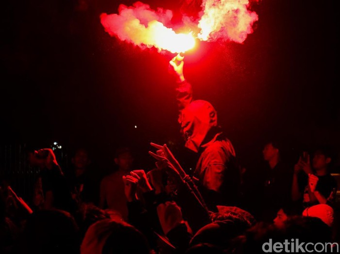 Kawasan Bundaran HI tampak sesak oleh suporter yang merayakan ulang tahun Persija, pada Jumat dini hari (28/11/2025) Ribuan kembang api menyala di langit Jakarta sebagai bagian dari perayaan ulang tahun Persija Kerumunan suporter memenuhi jalan sambil menyalakan flare, menunjukkan antusiasme mereka dalam merayakan ulang tahun klub kesayangannya.