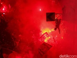Mereka datang dengan mengenakan atribut oranye khas klub Macan Kemayoran dan bersuka ria sersama.