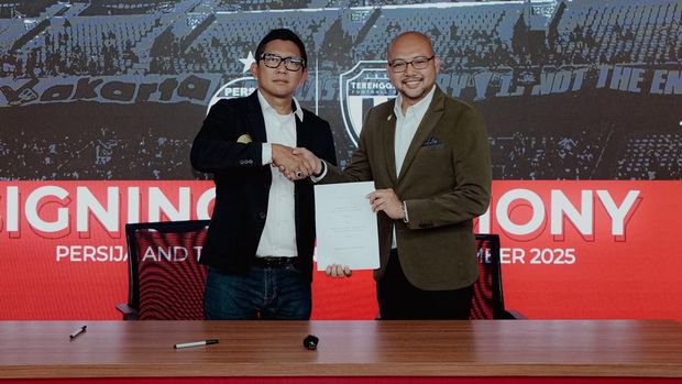 Persija Jakarta Penandatanganan nota kesepahaman (MoU) Persija Jakarta dengan Terengganu FC berlangsung di Kantor Persija, Jakarta, Jumat (28/11/2025). Tanggal tersebut menjadi istimewa karena bertepatan dengan hari ulang tahun ke-97 Macan Kemayoran.