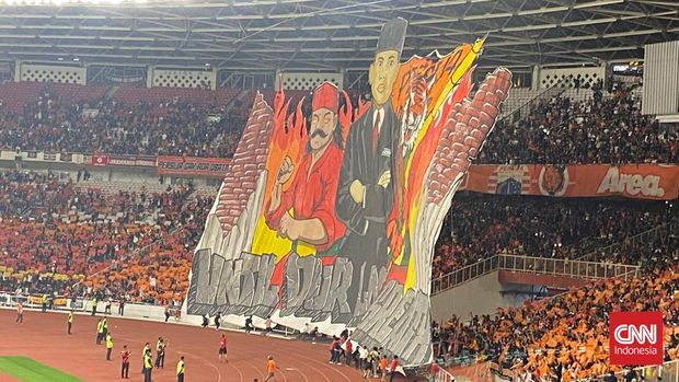 Tifo yang dibentangkan The Jakmania pada laga Persija Jakarta vs PSIM Yogyakarta di Stadion Utama Gelora Bung Karno, Jumat (28/11). (CNNIndonesia.com/Muhammad Ikhwanuddin)