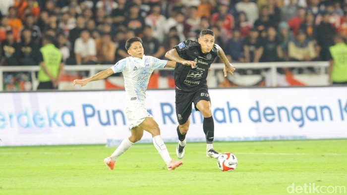 Persija menjamu PSIM di Stadion Gelora Bung Karno, Jumat (28/11/2025) malam WIB, dalam lanjutan Super League. Tuan rumah mendominasi sejak sepak mula.
