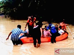 Terjebak Banjir, 40 Warga Nagan Raya Aceh Dievakuasi Pakai Perahu Karet